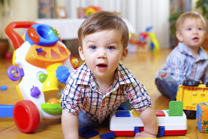 curious Baby Boy შესწავლა სანერგე ოთახი